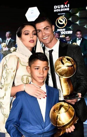 شاهد .. حب جورجينا رودريغز للسعودية لا حدود له .. إليكم المواقف المميزة التي قامت بها تجاه الشعب السعودي