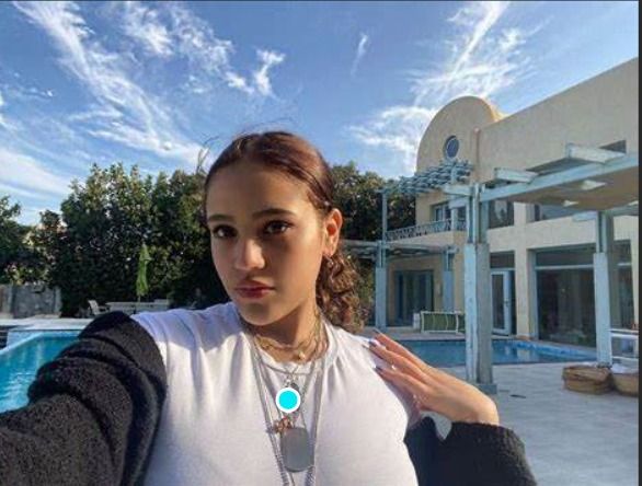 جنا عمرو دياب تطل علي جمهورها بصورة جديدة : محدش فايقلك