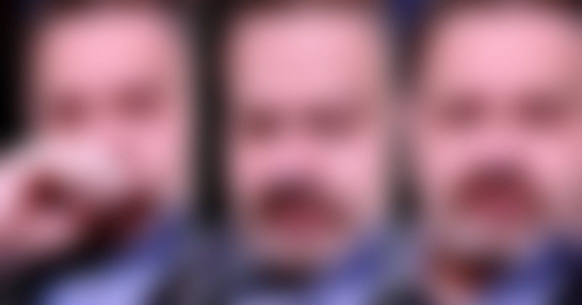 شاهد .. فنان مصري وضيوفه ينهارون بكاءً على الهواء .. ولحظات مؤثرة جداً