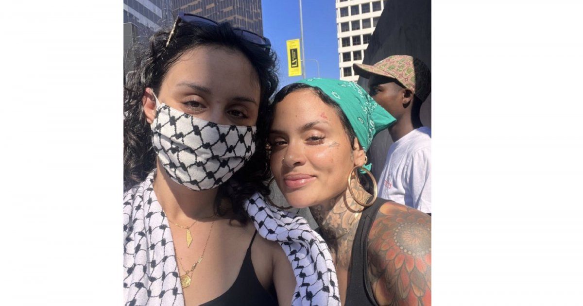 شاهد .. كيلاني تشتري القرآن من شدة إعجابها بأيمان أهالي غزة .. فهل إعتنقت الإسلام ؟