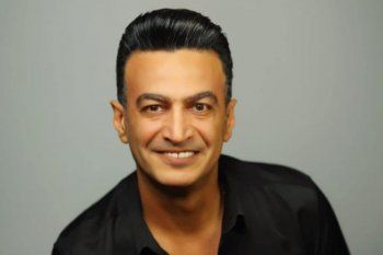 شاهد .. فنان مصري يفجع بوفاة زوجته بعد صراع مع المرض