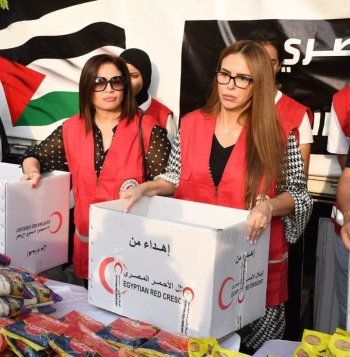 شاهد .. دنيا عبد العزيز وإلهام شاهين وغيرهما يزورون الهلال الأحمر المصري من أجل غزة-بالصور