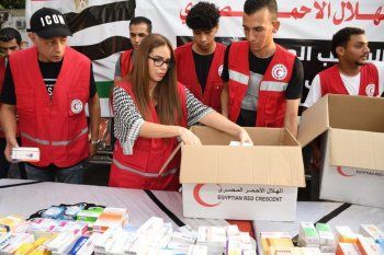 شاهد .. دنيا عبد العزيز وإلهام شاهين وغيرهما يزورون الهلال الأحمر المصري من أجل غزة-بالصور