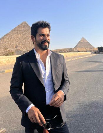 شاهد .. بوراك أوزجيفيت بوسامة لافتة خلال توجهه إلى السعودية .. بالصورة