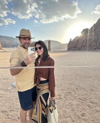 شاهد .. التركي إنجين ألتان الشهير بـ " أرطغرل " في السعودية مع زوجته .. بالصور