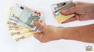 حظر الدفع النقدي.. قرار جديد من الحكومة لترشيد الإنفاق| تعرف عليه