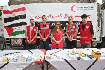 شاهد .. دنيا عبد العزيز وإلهام شاهين وغيرهما يزورون الهلال الأحمر المصري من أجل غزة-بالصور