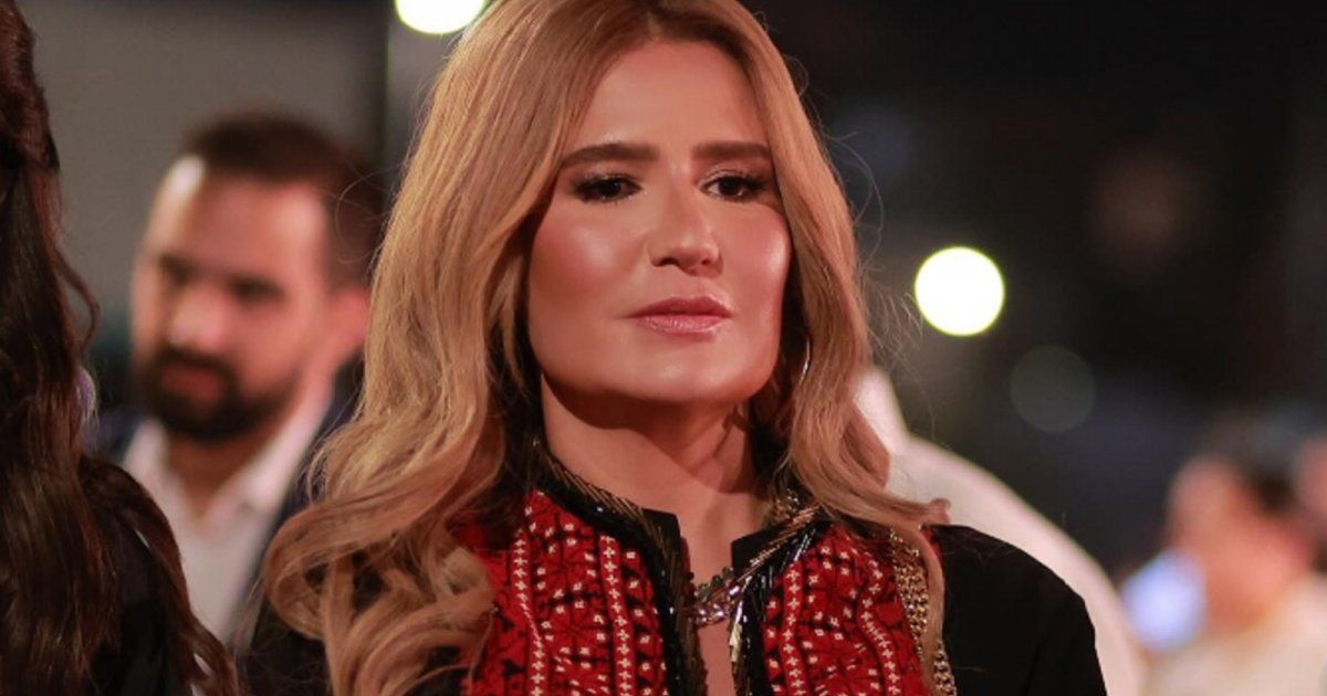 شاهد .. بالصور- من كواليس أخر حلقة في "ما تيجي نشوف".. هنا شيحة تتألق بفستان أبيض قصير