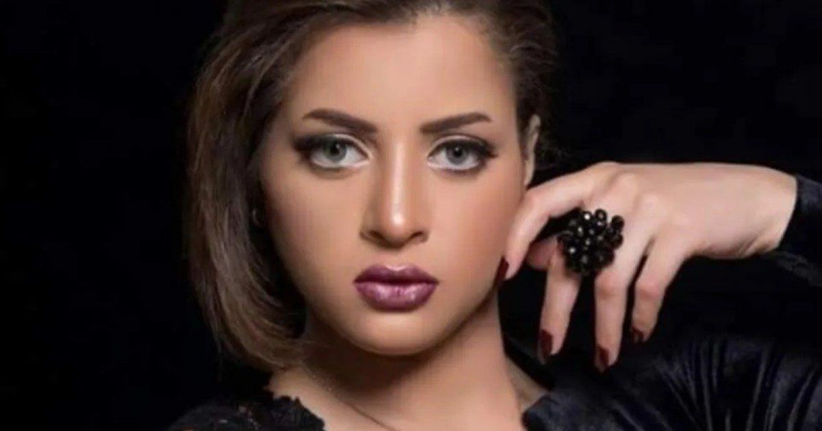 شاهد .. شاب يكيل الإهانات لـ منى فاروق في مكان عام وهذا ما قامت به