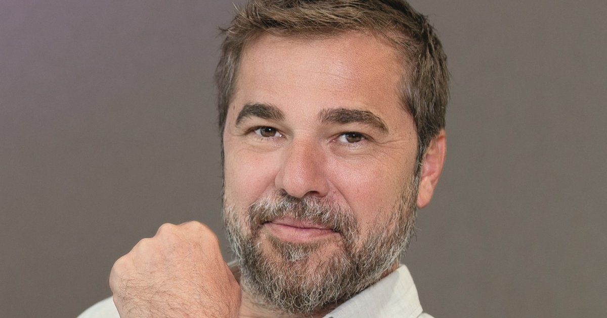 شاهد .. التركي إنجين ألتان الشهير بـ " أرطغرل " في السعودية مع زوجته .. بالصور