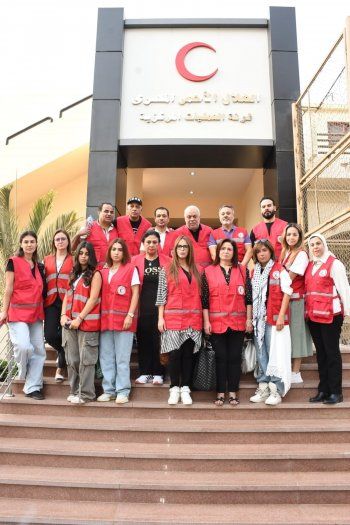 شاهد .. دنيا عبد العزيز وإلهام شاهين وغيرهما يزورون الهلال الأحمر المصري من أجل غزة-بالصور