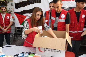 شاهد .. دنيا عبد العزيز وإلهام شاهين وغيرهما يزورون الهلال الأحمر المصري من أجل غزة-بالصور