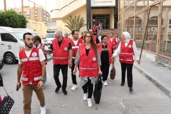 شاهد .. دنيا عبد العزيز وإلهام شاهين وغيرهما يزورون الهلال الأحمر المصري من أجل غزة-بالصور