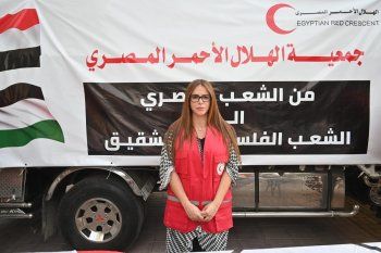 شاهد .. دنيا عبد العزيز وإلهام شاهين وغيرهما يزورون الهلال الأحمر المصري من أجل غزة-بالصور