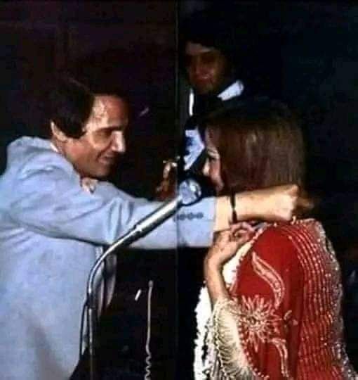 عبد الحليم يهدي شاديه عقد فل