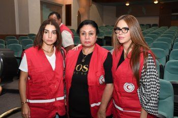 شاهد .. دنيا عبد العزيز وإلهام شاهين وغيرهما يزورون الهلال الأحمر المصري من أجل غزة-بالصور