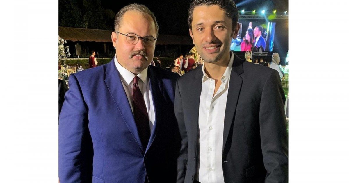 شاهد .. كريم محمود عبد العزيز وشقيقه محمد يستقبلان المعزين في وفاة خالهما