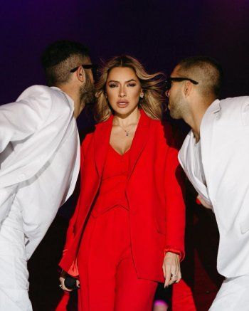 شاهد .. هاديسا تتألق بالأحمر خلال إحيائها حفلاً فنياً في عيد الجمهورية التركية-بالصور