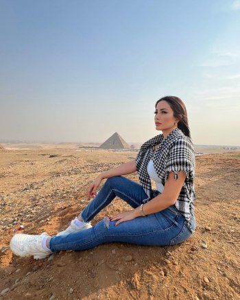 شاهد .. نسرين طافش تضع الكوفية وتلوّح بعالم الفلسطيني من أمام الأهرامات-بالصور