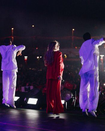 شاهد .. هاديسا تتألق بالأحمر خلال إحيائها حفلاً فنياً في عيد الجمهورية التركية-بالصور