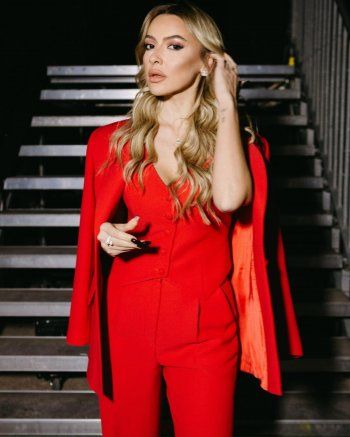 شاهد .. هاديسا تتألق بالأحمر خلال إحيائها حفلاً فنياً في عيد الجمهورية التركية-بالصور