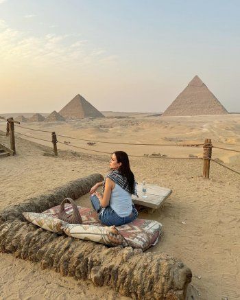 شاهد .. نسرين طافش تضع الكوفية وتلوّح بعالم الفلسطيني من أمام الأهرامات-بالصور