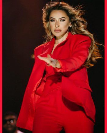 شاهد .. هاديسا تتألق بالأحمر خلال إحيائها حفلاً فنياً في عيد الجمهورية التركية-بالصور