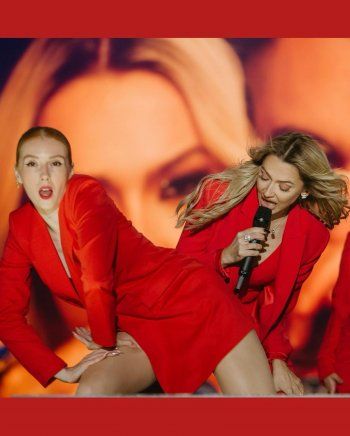 شاهد .. هاديسا تتألق بالأحمر خلال إحيائها حفلاً فنياً في عيد الجمهورية التركية-بالصور