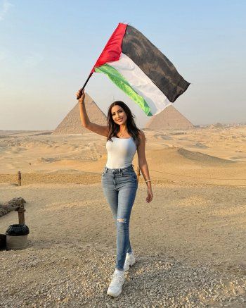 شاهد .. نسرين طافش تضع الكوفية وتلوّح بعالم الفلسطيني من أمام الأهرامات-بالصور