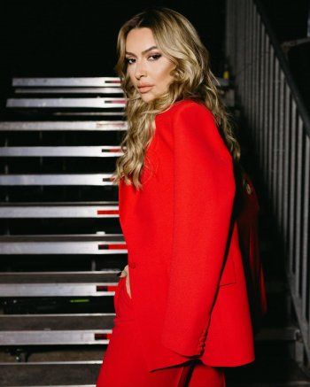 شاهد .. هاديسا تتألق بالأحمر خلال إحيائها حفلاً فنياً في عيد الجمهورية التركية-بالصور