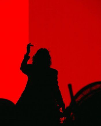 شاهد .. هاديسا تتألق بالأحمر خلال إحيائها حفلاً فنياً في عيد الجمهورية التركية-بالصور