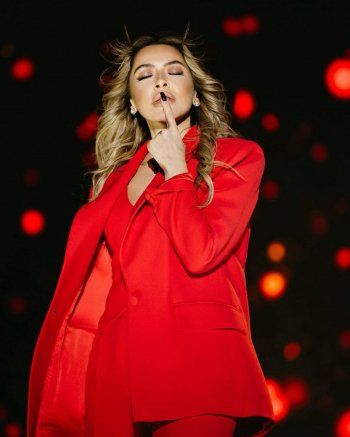 شاهد .. هاديسا تتألق بالأحمر خلال إحيائها حفلاً فنياً في عيد الجمهورية التركية-بالصور