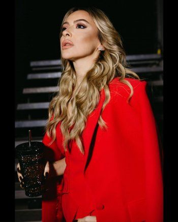 شاهد .. هاديسا تتألق بالأحمر خلال إحيائها حفلاً فنياً في عيد الجمهورية التركية-بالصور