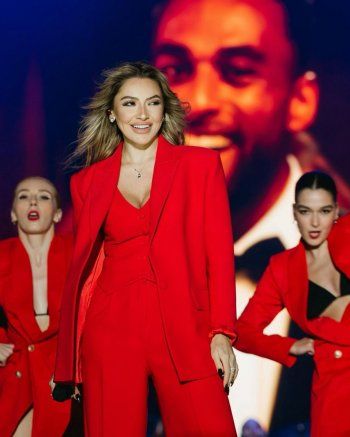 شاهد .. هاديسا تتألق بالأحمر خلال إحيائها حفلاً فنياً في عيد الجمهورية التركية-بالصور
