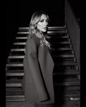 شاهد .. هاديسا تتألق بالأحمر خلال إحيائها حفلاً فنياً في عيد الجمهورية التركية-بالصور