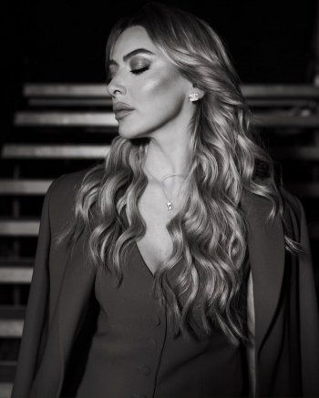 شاهد .. هاديسا تتألق بالأحمر خلال إحيائها حفلاً فنياً في عيد الجمهورية التركية-بالصور