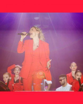 شاهد .. هاديسا تتألق بالأحمر خلال إحيائها حفلاً فنياً في عيد الجمهورية التركية-بالصور