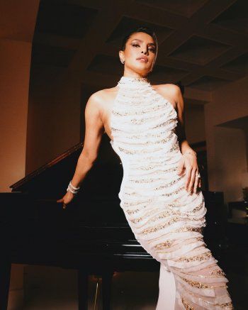 شاهد .. بريانكا شوبرا تتألق بتوقيع لبناني.. والأبيض يليق بها