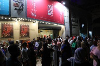 شاهد .. يسري نصر الله وصبري فواز في عرض " وداعاً جوليا " في مصر