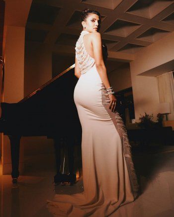 شاهد .. بريانكا شوبرا تتألق بتوقيع لبناني.. والأبيض يليق بها