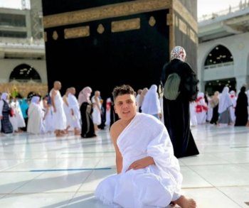 شاهد .. عمر كمال يؤدي مناسك العمرة-بالصورة