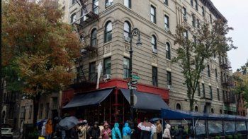 شاهد .. بالصور-الجمهور يودع ماثيو بيري من أمام مبنى "Friends"