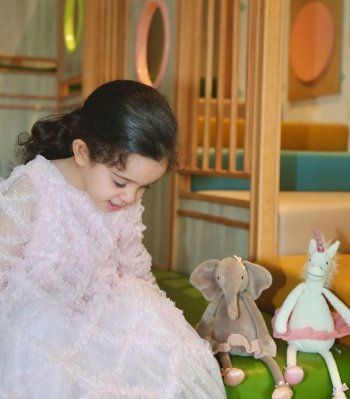 شاهد .. الشيخة لطيفة آل مكتوم تنشر صورة ابنتها شيخة مع جدها حاكم دبي في عيد ميلادها - بالصور