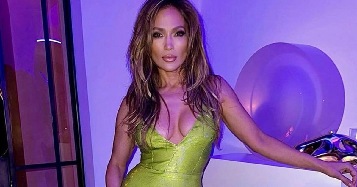 شاهد .. جينيفر لوبيز ترقص بفستان جريء.. وهكذا بدت