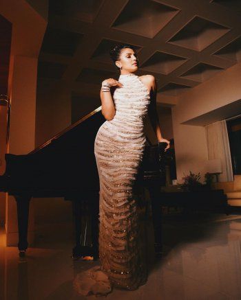 شاهد .. بريانكا شوبرا تتألق بتوقيع لبناني.. والأبيض يليق بها