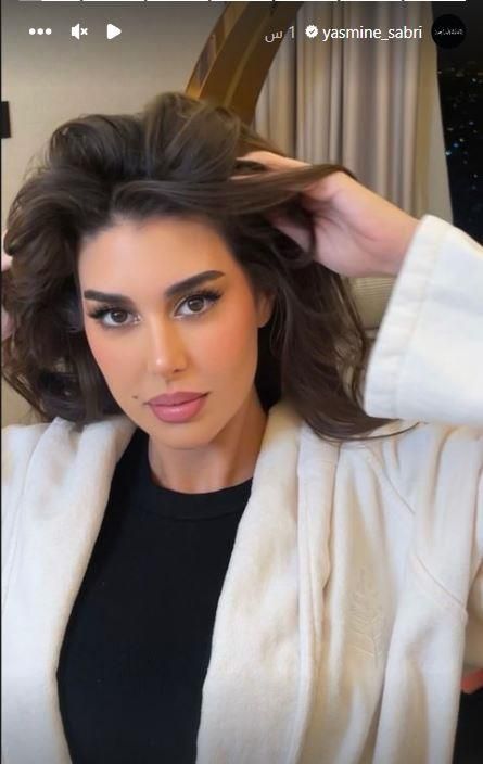 ياسمين صبري تظهر بالروب الأبيض من أوضة النوم.. شاهد