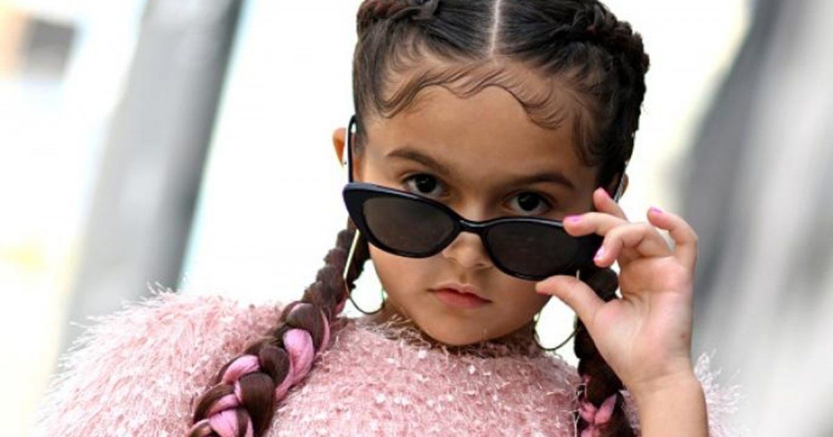 شاهد .. بالصورة- طفلة من أهم المؤثرين في عالم الموضة