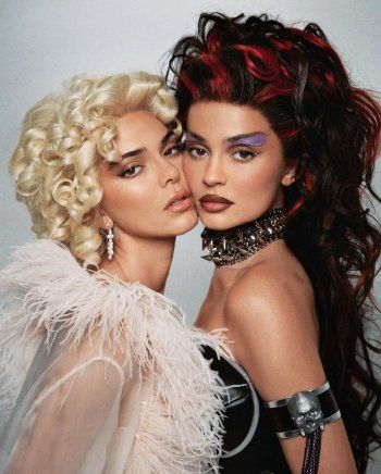 شاهد .. كايلي وكيندال جينر تتخطان حدود الجرأة في إطلالاتهما لـ هالوين.. بالصور