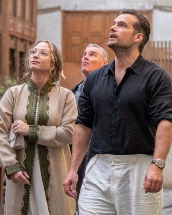 شاهد .. "سوبرمان" في السعودية وصديقته ترتدي الجبادور المغربي