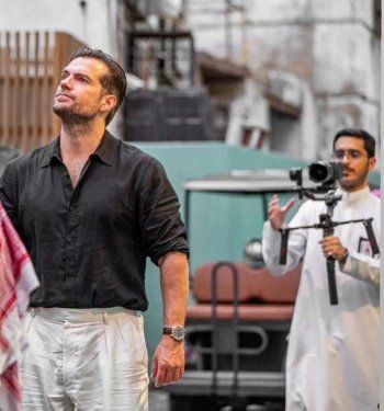 شاهد .. "سوبرمان" في السعودية وصديقته ترتدي الجبادور المغربي